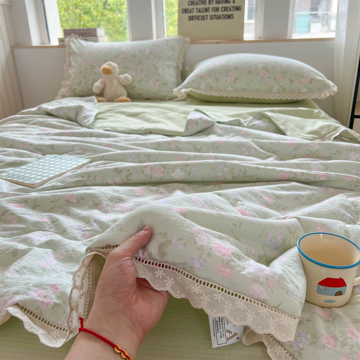 91家纺网 家纺一手货源 找家纺 温眠家纺 2025新款云感双层纱镂空花边夏被四件套 木槿绿