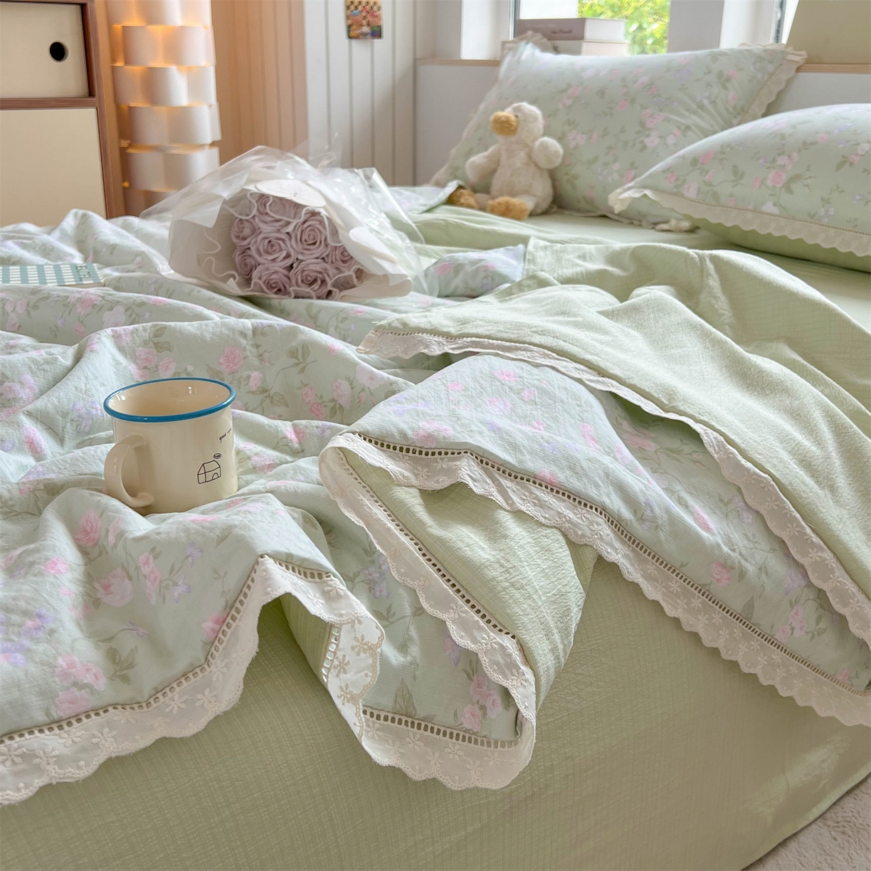 91家纺网 家纺一手货源 找家纺 温眠家纺 2025新款云感双层纱镂空花边夏被四件套 木槿绿