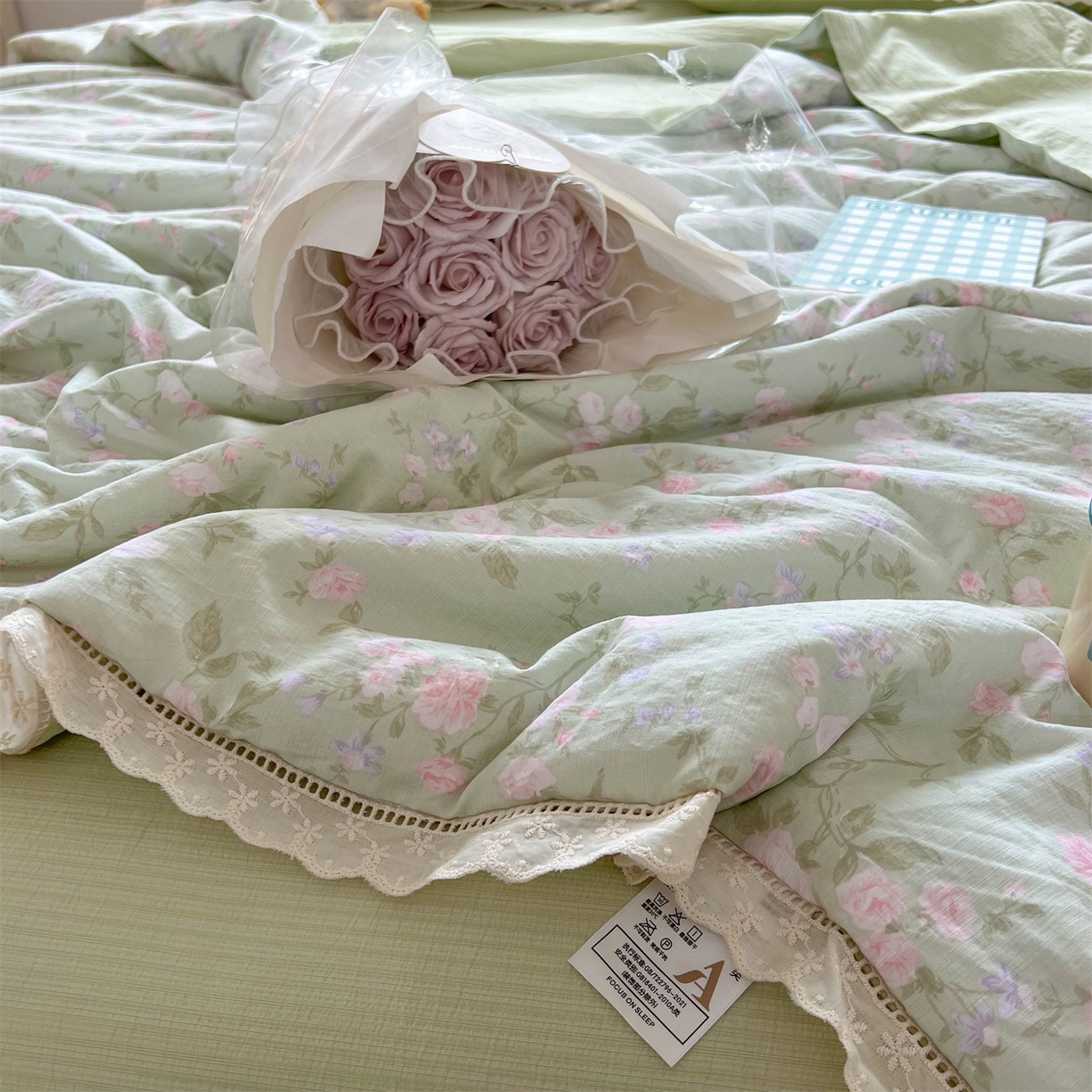91家纺网 家纺一手货源 找家纺 温眠家纺 2025新款云感双层纱镂空花边夏被四件套 木槿绿