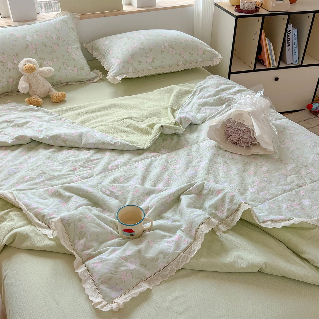 91家纺网 家纺一手货源 找家纺 温眠家纺 2025新款云感双层纱镂空花边夏被四件套 木槿绿
