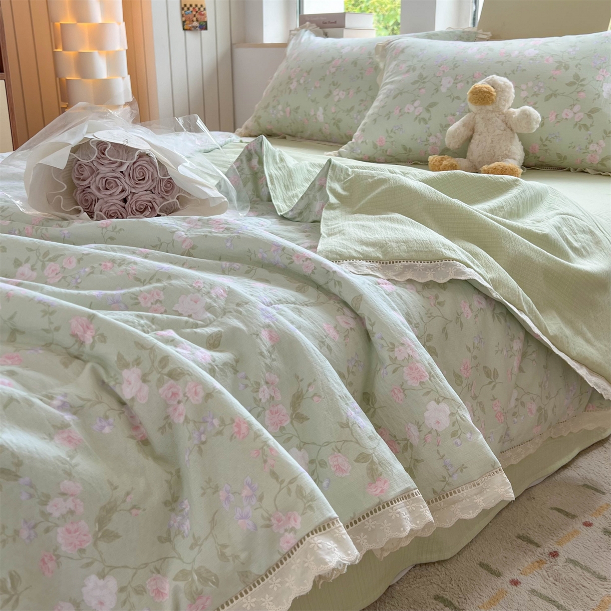 91家纺网 家纺一手货源 找家纺 温眠家纺 2025新款云感双层纱镂空花边夏被四件套 木槿绿