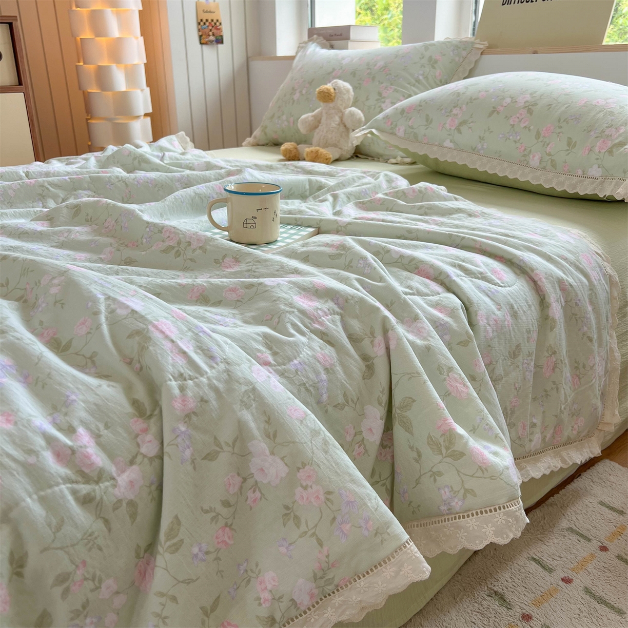 91家纺网 家纺一手货源 找家纺 温眠家纺 2025新款云感双层纱镂空花边夏被四件套 木槿绿