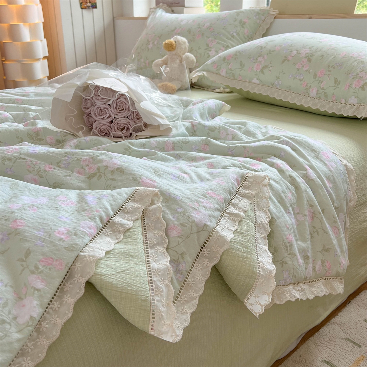 91家纺网 家纺一手货源 找家纺 温眠家纺 2025新款云感双层纱镂空花边夏被四件套 木槿绿