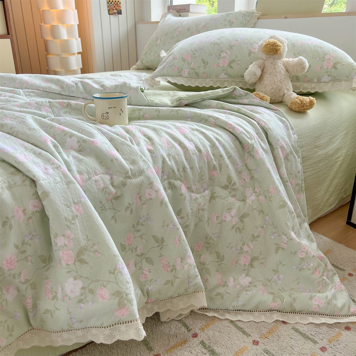 91家纺网 家纺一手货源 找家纺 温眠家纺 2025新款云感双层纱镂空花边夏被四件套 木槿绿