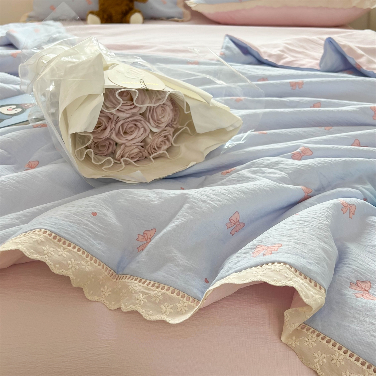 91家纺网 家纺一手货源 找家纺 温眠家纺 2025新款云感双层纱镂空花边夏被四件套 清新蝴蝶结