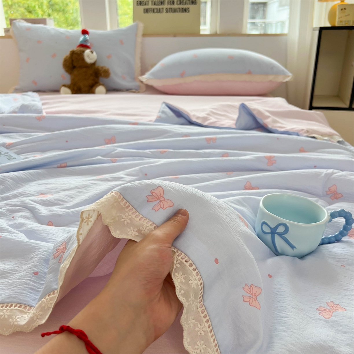 91家纺网 家纺一手货源 找家纺 温眠家纺 2025新款云感双层纱镂空花边夏被四件套 清新蝴蝶结