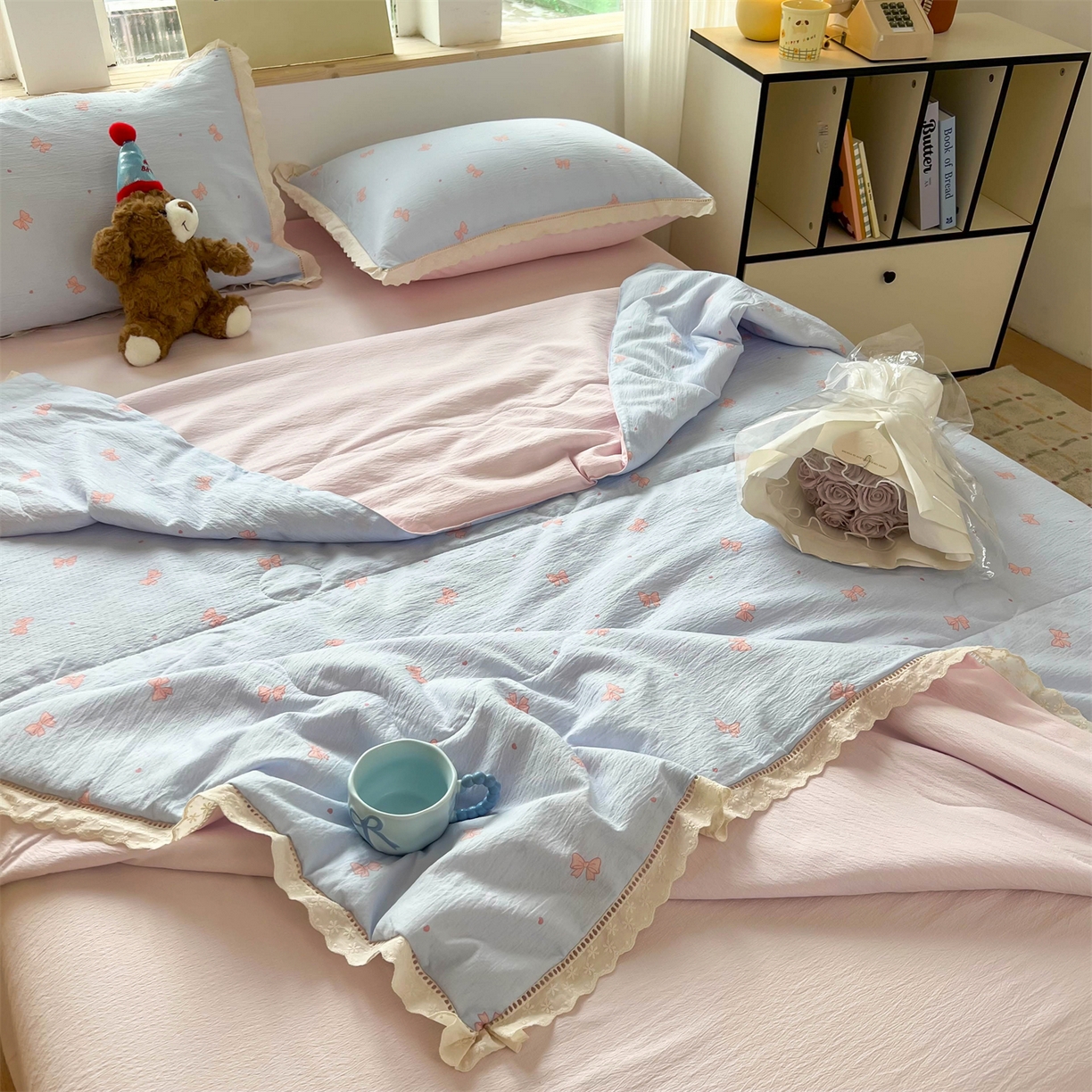 91家纺网 家纺一手货源 找家纺 温眠家纺 2025新款云感双层纱镂空花边夏被四件套 清新蝴蝶结