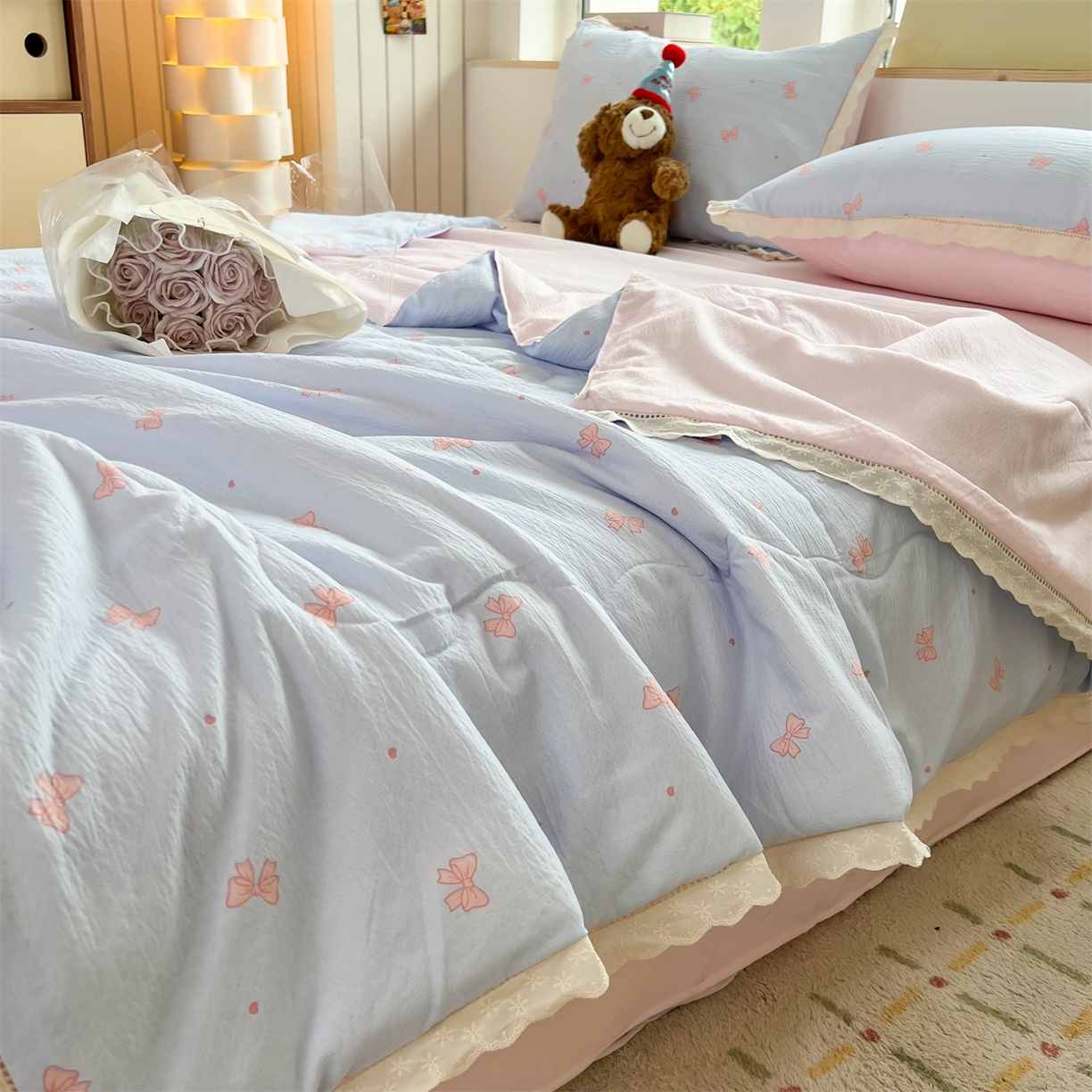 91家纺网 家纺一手货源 找家纺 温眠家纺 2025新款云感双层纱镂空花边夏被四件套 清新蝴蝶结