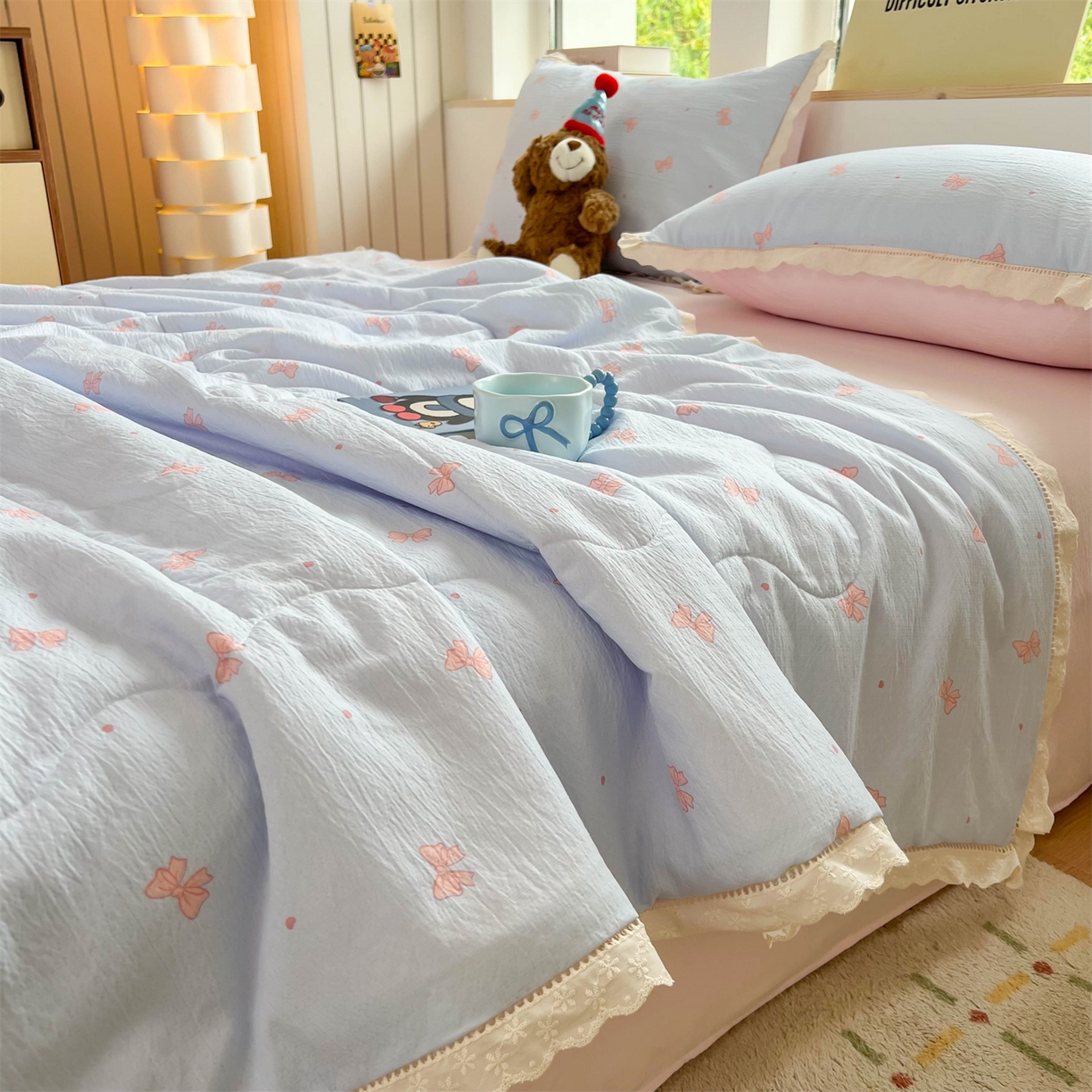 91家纺网 家纺一手货源 找家纺 温眠家纺 2025新款云感双层纱镂空花边夏被四件套 清新蝴蝶结