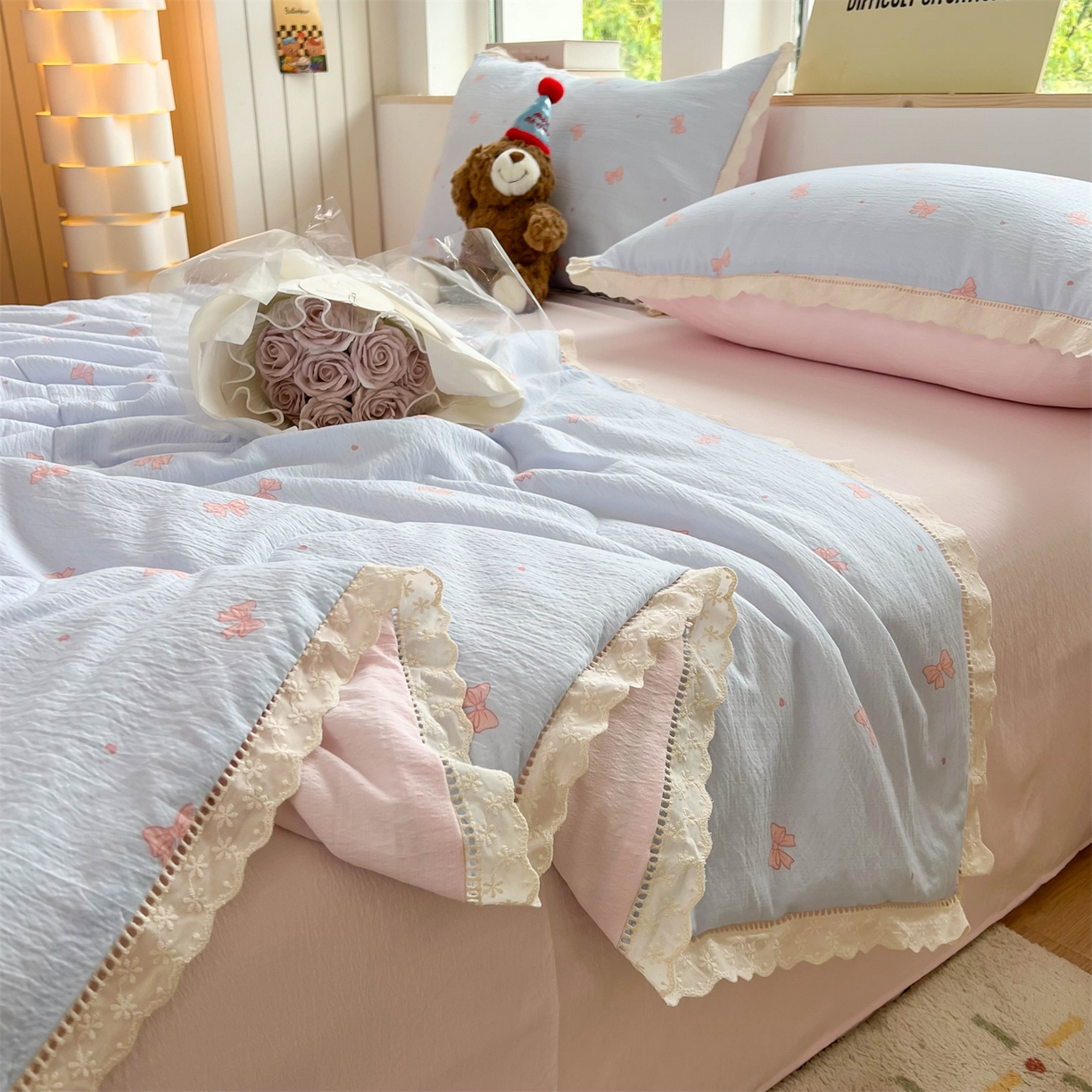 91家纺网 家纺一手货源 找家纺 温眠家纺 2025新款云感双层纱镂空花边夏被四件套 清新蝴蝶结