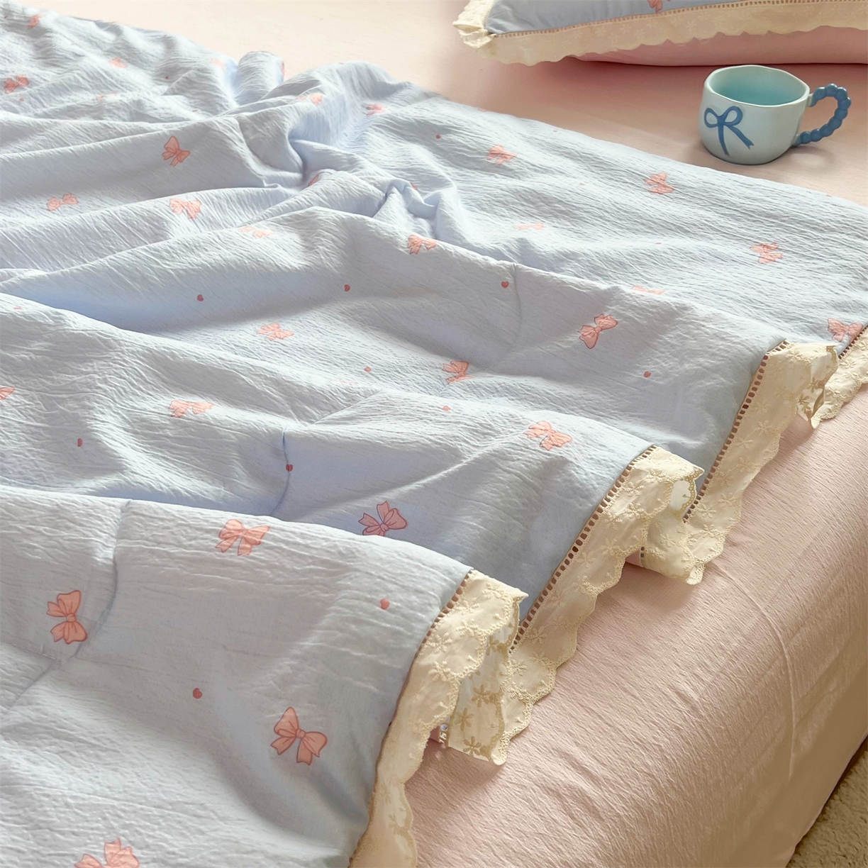 91家纺网 家纺一手货源 找家纺 温眠家纺 2025新款云感双层纱镂空花边夏被四件套 清新蝴蝶结