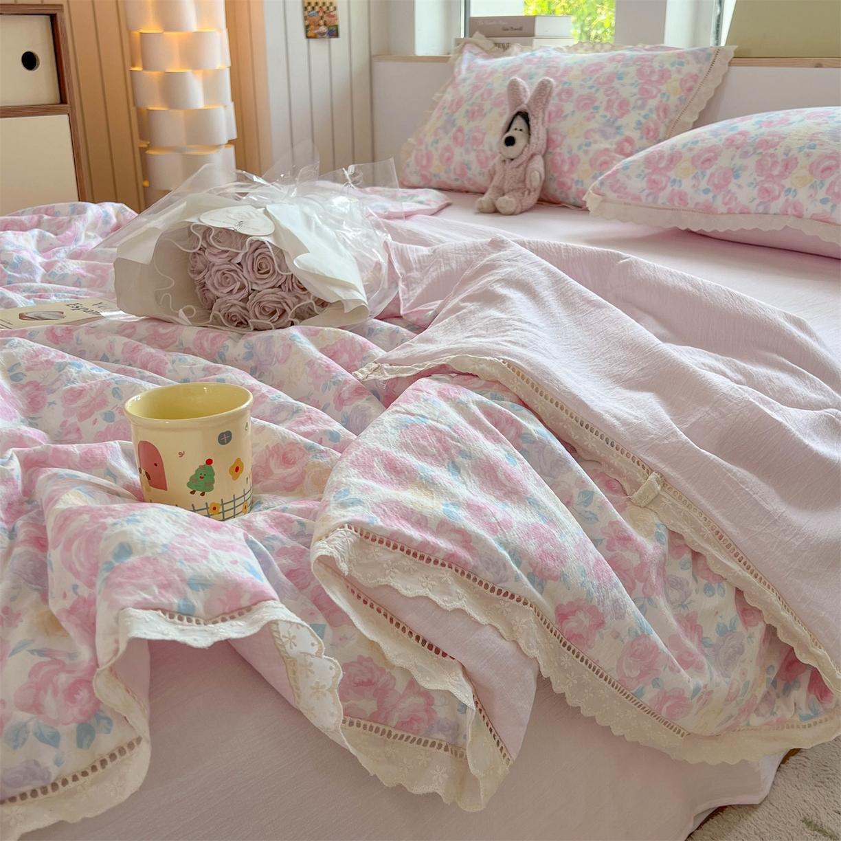 91家纺网 家纺一手货源 找家纺 温眠家纺 2025新款云感双层纱镂空花边夏被四件套 晚香玉