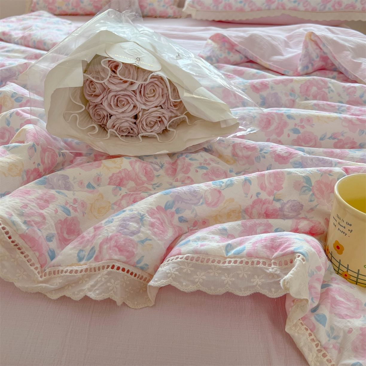 91家纺网 家纺一手货源 找家纺 温眠家纺 2025新款云感双层纱镂空花边夏被四件套 晚香玉