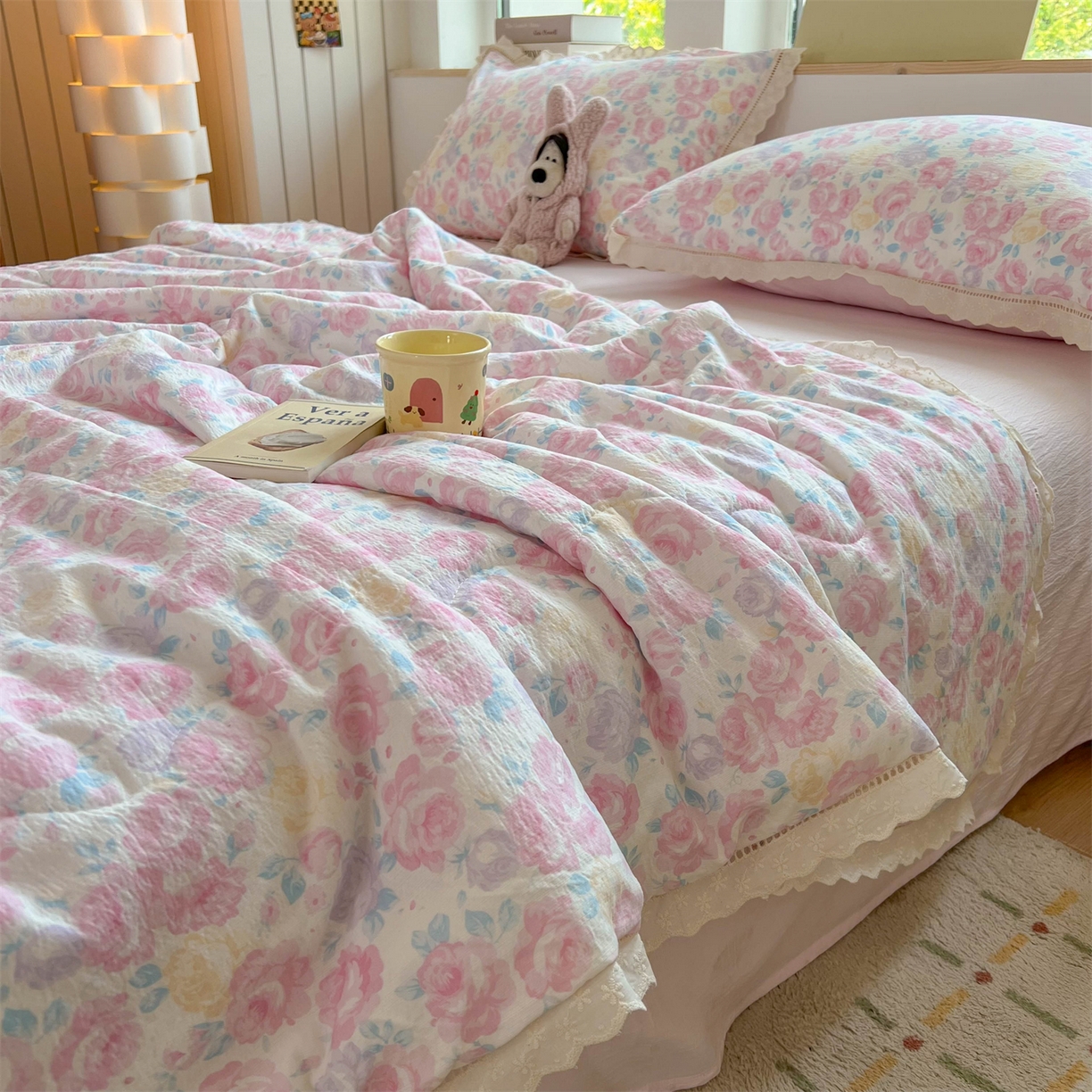 91家纺网 家纺一手货源 找家纺 温眠家纺 2025新款云感双层纱镂空花边夏被四件套 晚香玉