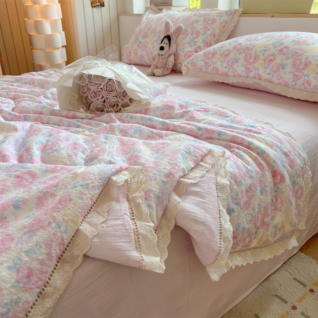 91家纺网 家纺一手货源 找家纺 温眠家纺 2025新款云感双层纱镂空花边夏被四件套 晚香玉