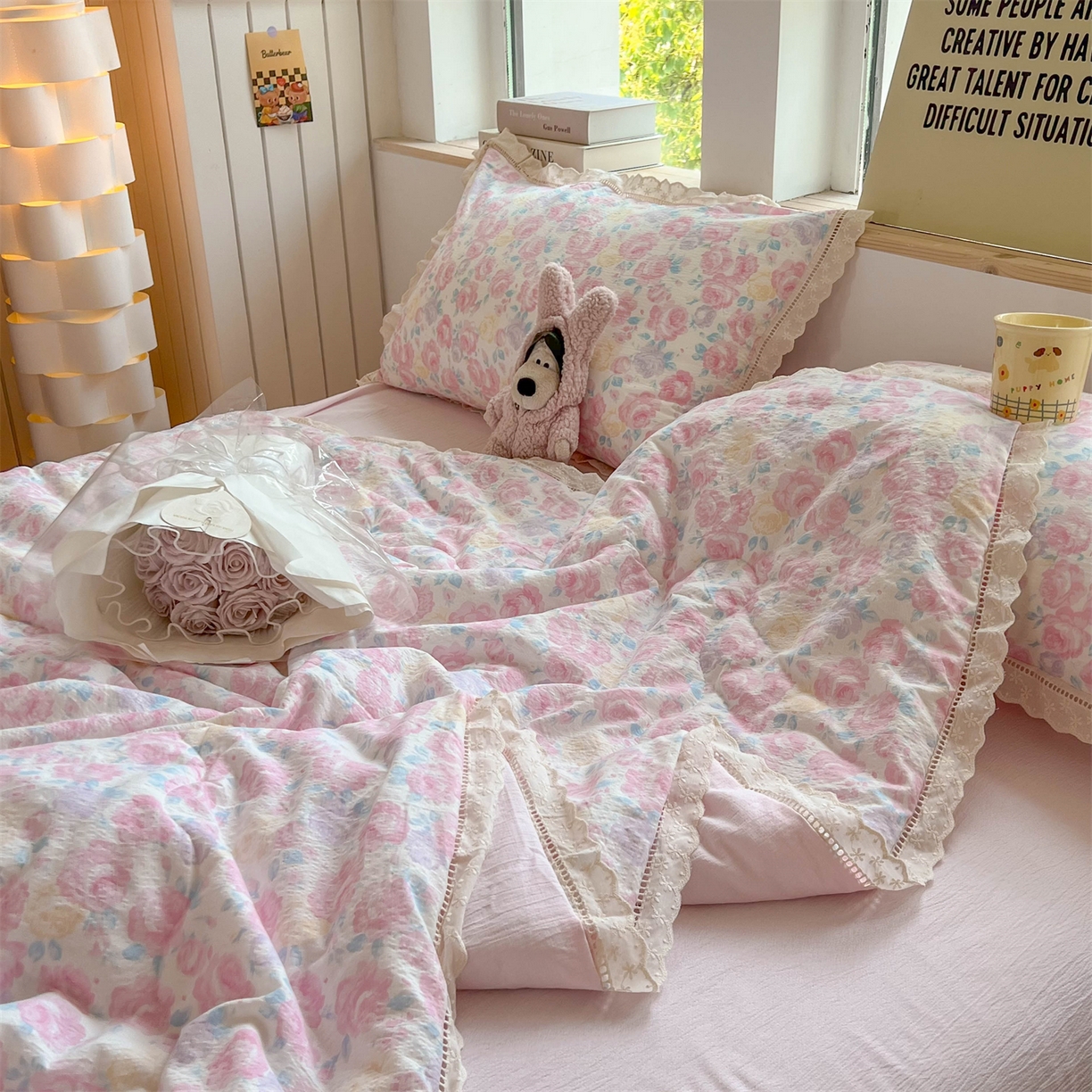 91家纺网 家纺一手货源 找家纺 温眠家纺 2025新款云感双层纱镂空花边夏被四件套 晚香玉