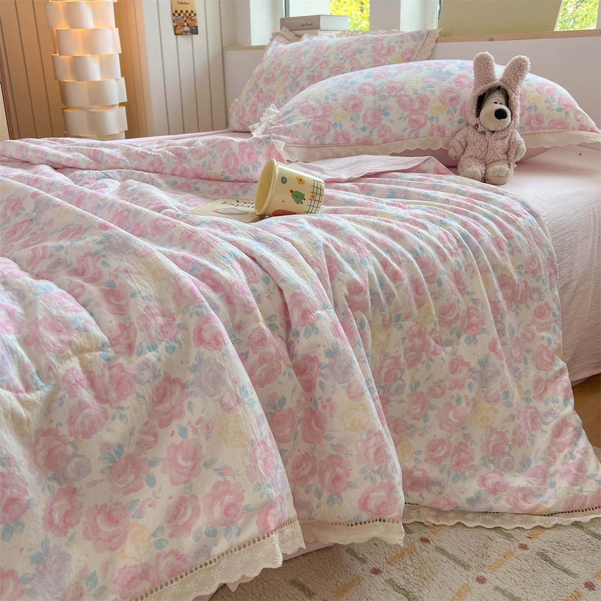 91家纺网 家纺一手货源 找家纺 温眠家纺 2025新款云感双层纱镂空花边夏被四件套 晚香玉