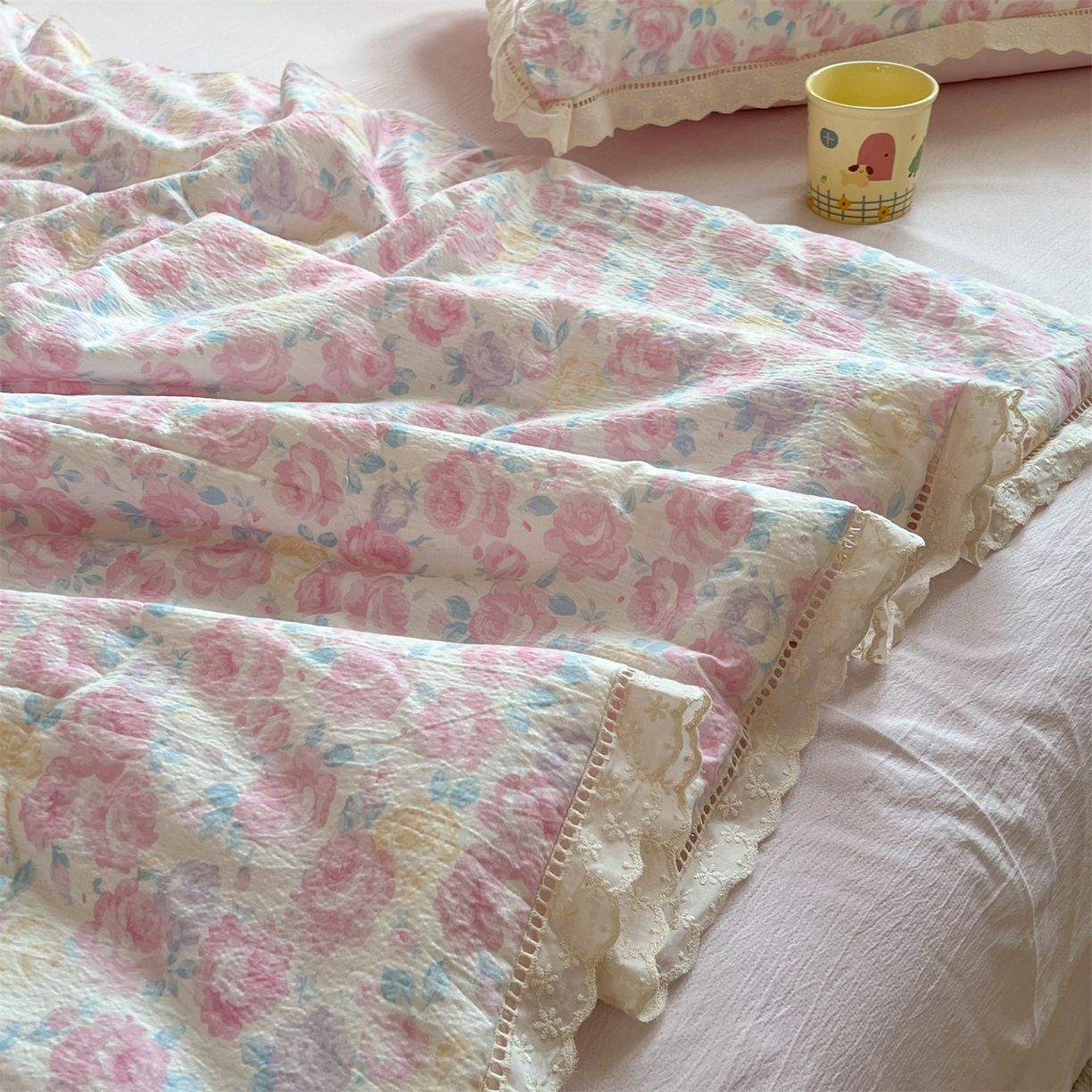 91家纺网 家纺一手货源 找家纺 温眠家纺 2025新款云感双层纱镂空花边夏被四件套 晚香玉