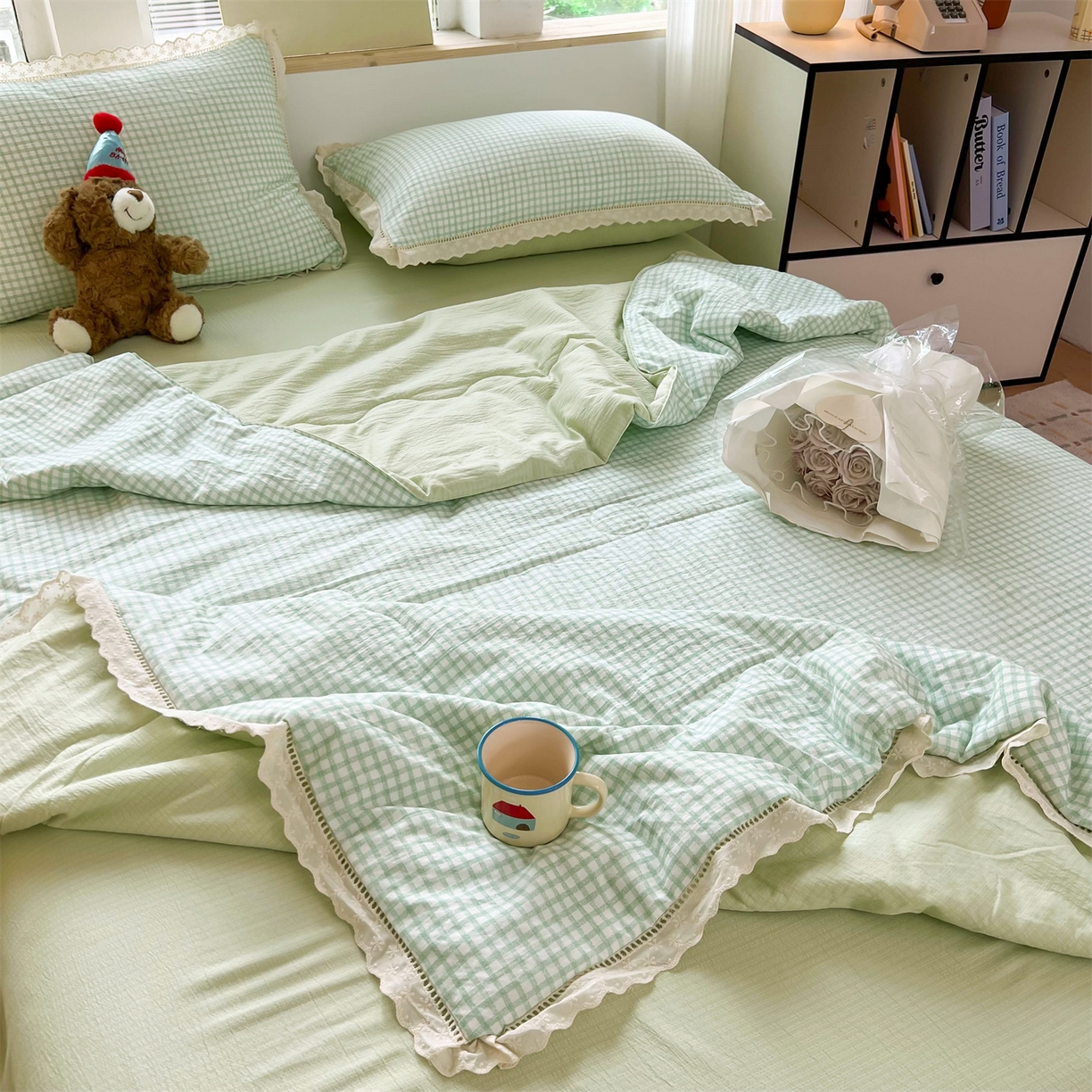 91家纺网 家纺一手货源 找家纺 温眠家纺 2025新款云感双层纱镂空花边夏被四件套 小绿格