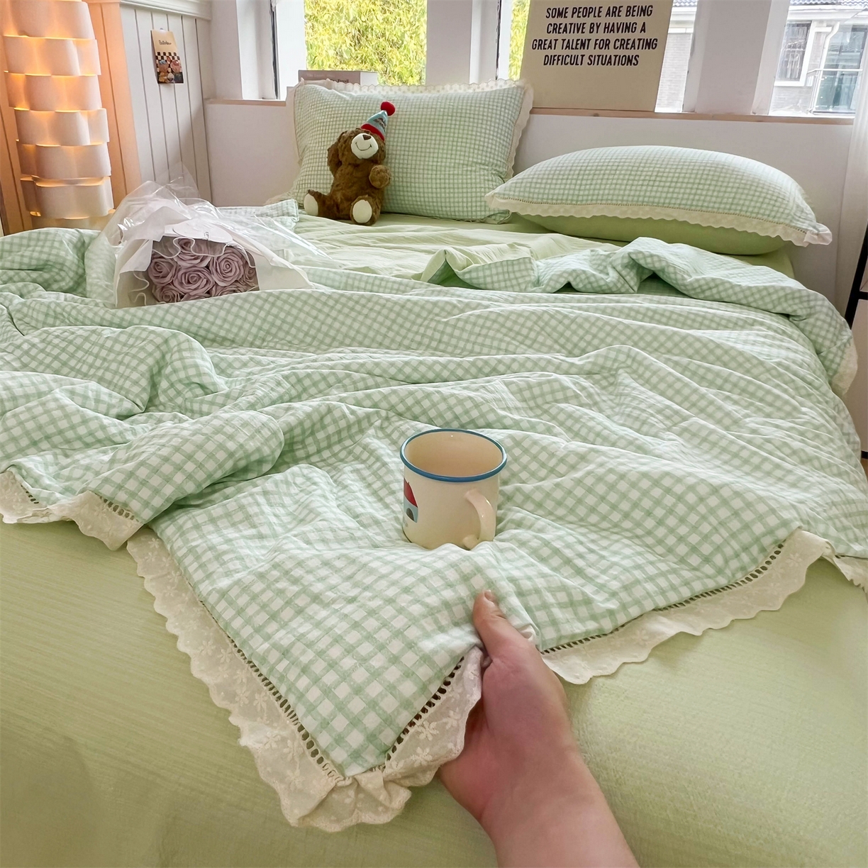 91家纺网 家纺一手货源 找家纺 温眠家纺 2025新款云感双层纱镂空花边夏被四件套 小绿格