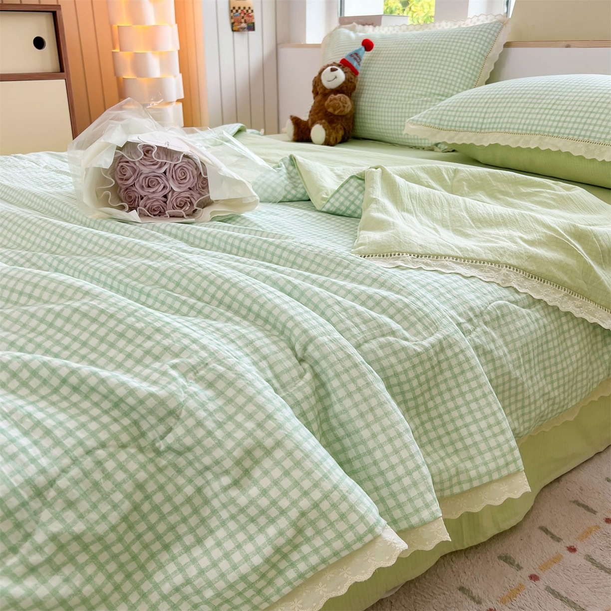 91家纺网 家纺一手货源 找家纺 温眠家纺 2025新款云感双层纱镂空花边夏被四件套 小绿格