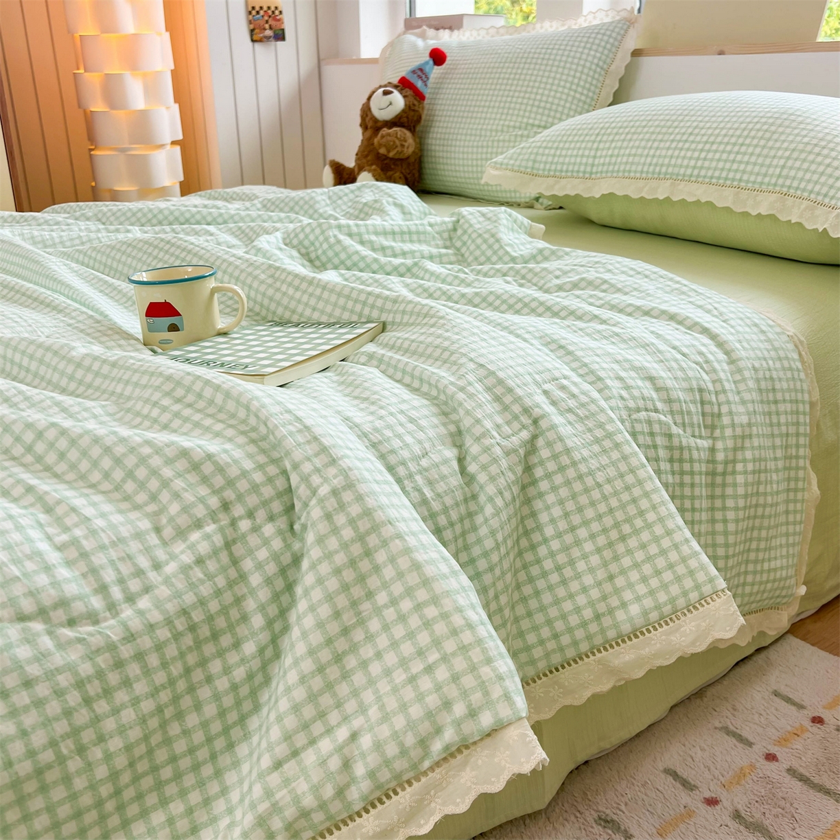 91家纺网 家纺一手货源 找家纺 温眠家纺 2025新款云感双层纱镂空花边夏被四件套 小绿格