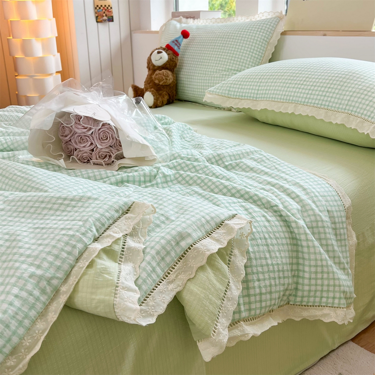 91家纺网 家纺一手货源 找家纺 温眠家纺 2025新款云感双层纱镂空花边夏被四件套 小绿格