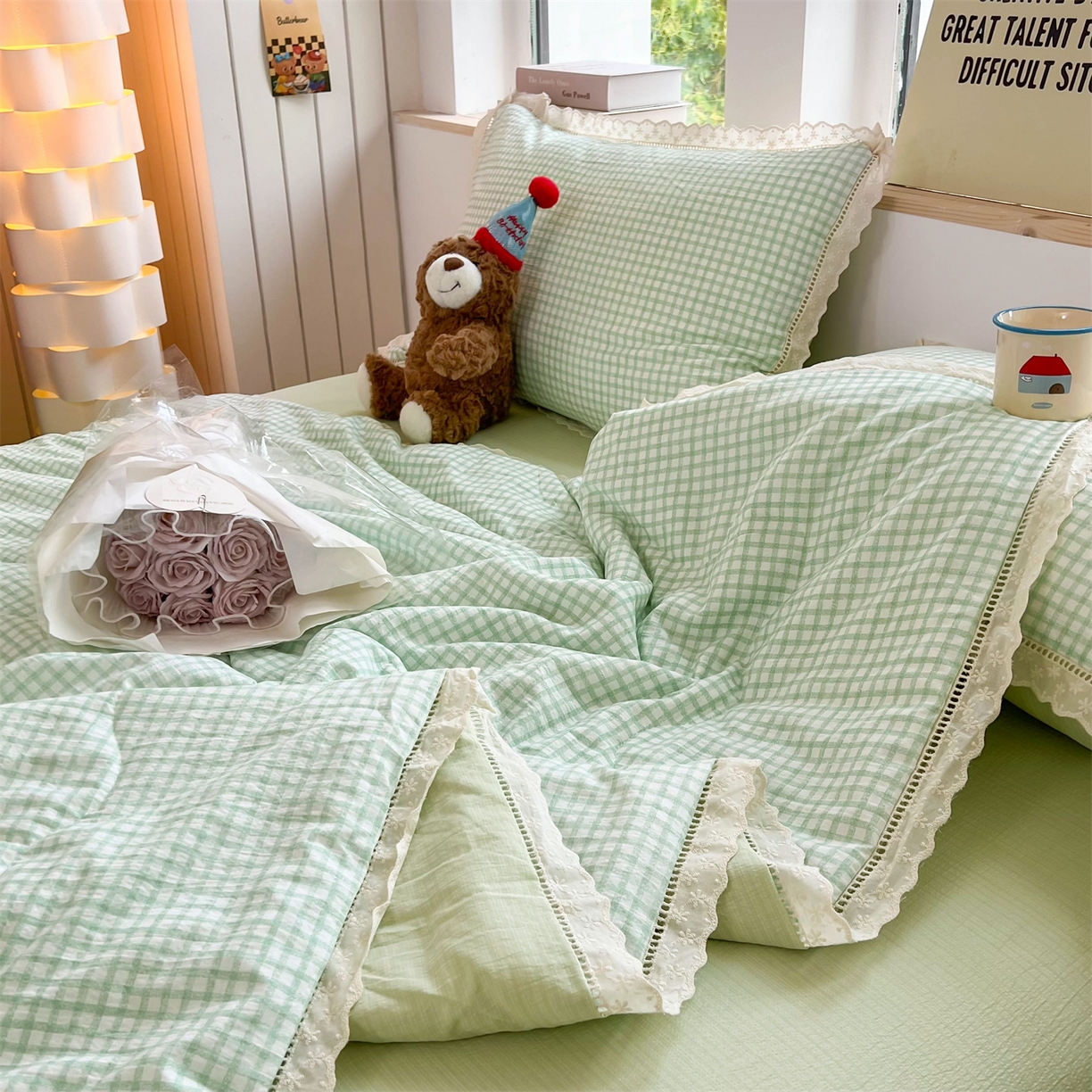 91家纺网 家纺一手货源 找家纺 温眠家纺 2025新款云感双层纱镂空花边夏被四件套 小绿格