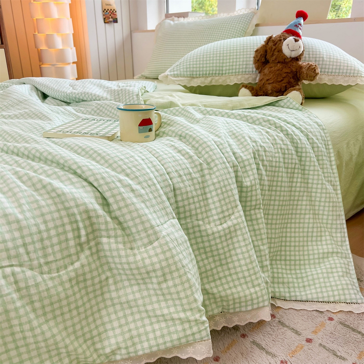 91家纺网 家纺一手货源 找家纺 温眠家纺 2025新款云感双层纱镂空花边夏被四件套 小绿格