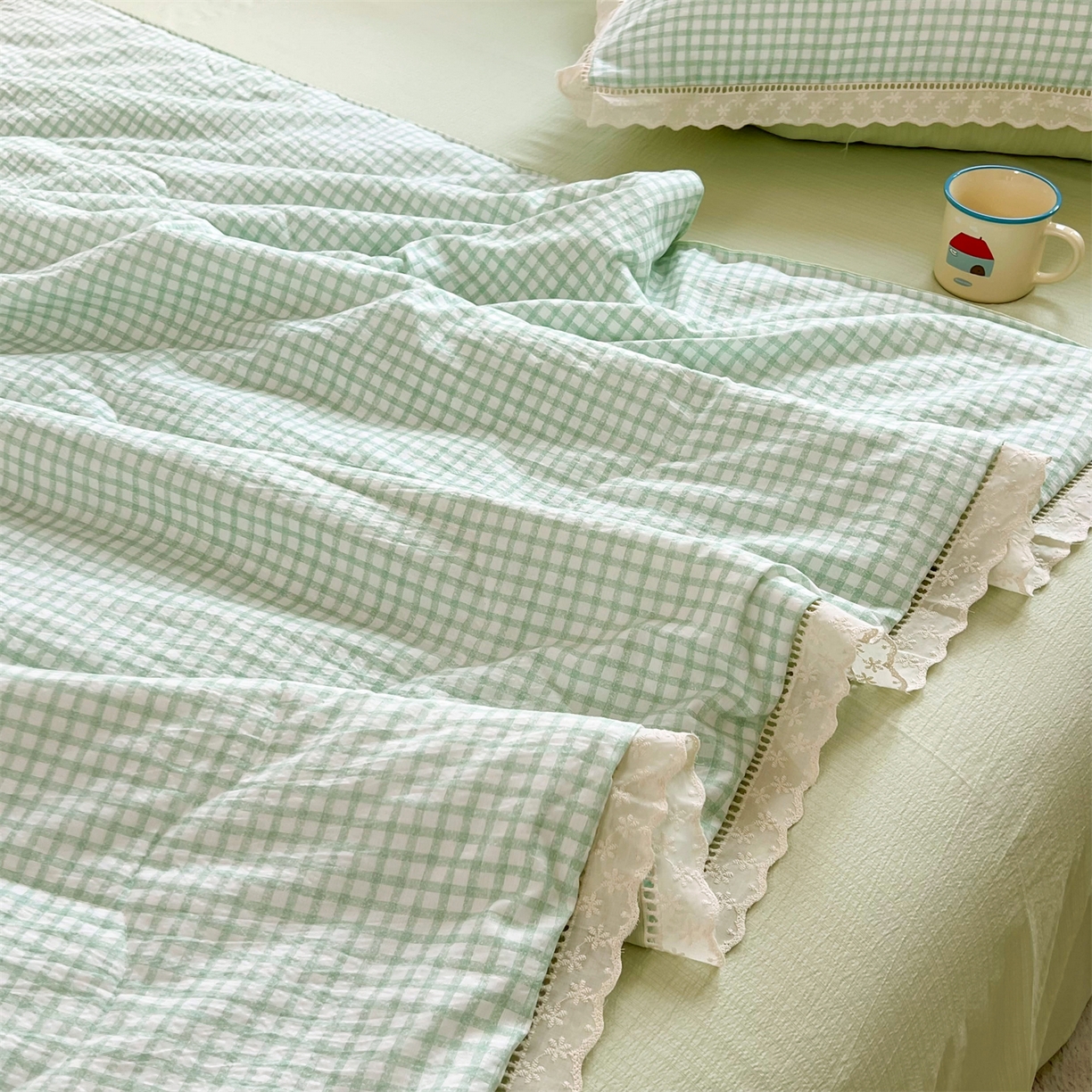 91家纺网 家纺一手货源 找家纺 温眠家纺 2025新款云感双层纱镂空花边夏被四件套 小绿格