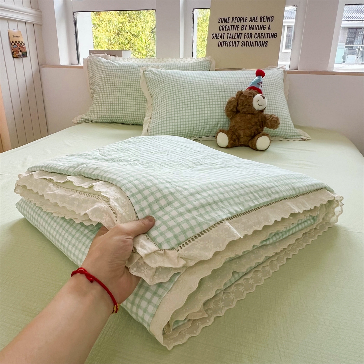 91家纺网 家纺一手货源 找家纺 温眠家纺 2025新款云感双层纱镂空花边夏被四件套 小绿格