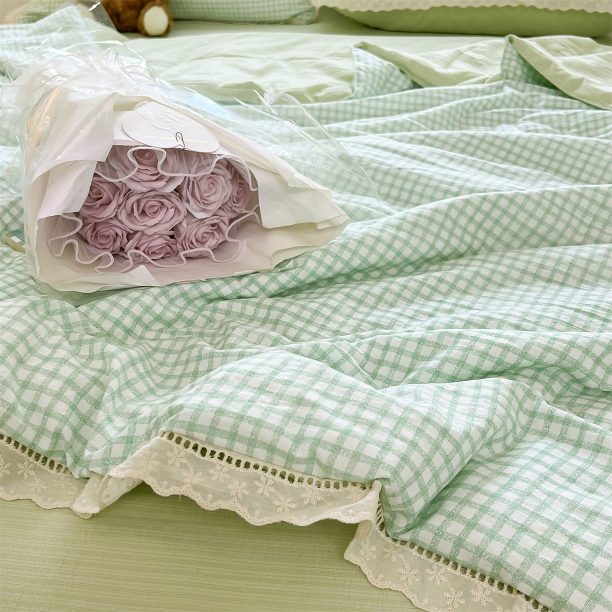 91家纺网 家纺一手货源 找家纺 温眠家纺 2025新款云感双层纱镂空花边夏被四件套 小绿格