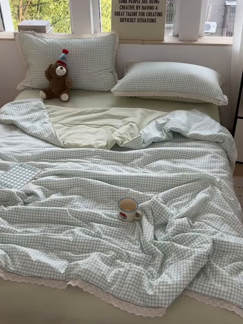 91家纺网 家纺一手货源 找家纺 温眠家纺 2025新款云感双层纱镂空花边夏被四件套 小绿格