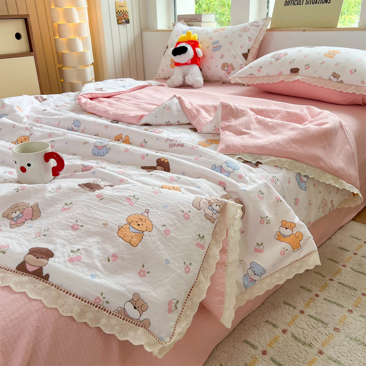 91家纺网 家纺一手货源 找家纺 温眠家纺 2025新款云感双层纱镂空花边夏被四件套 小奶狗