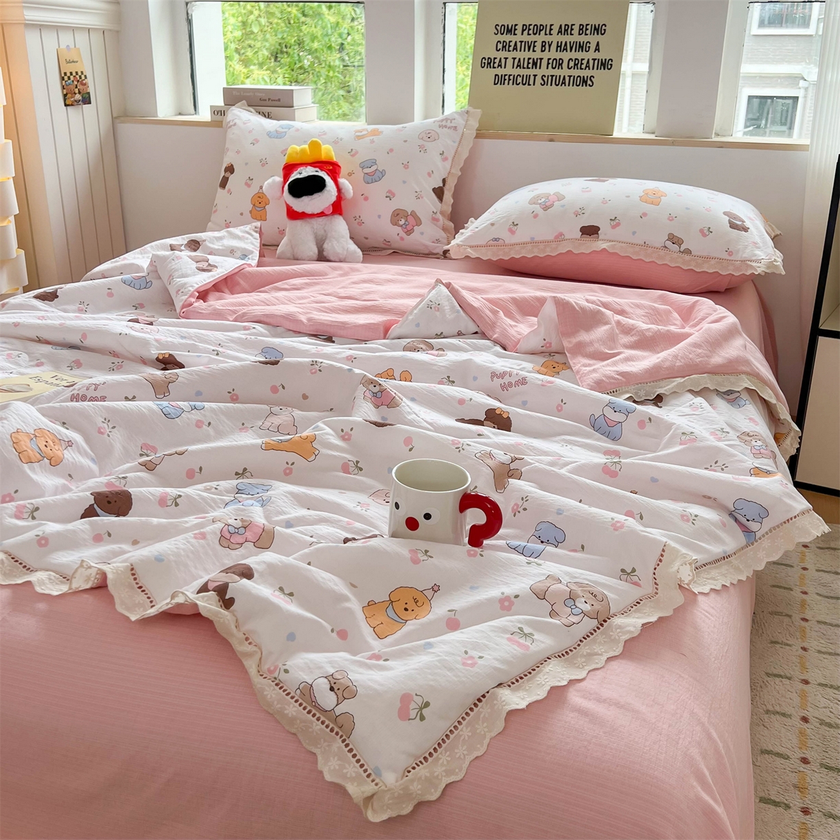 91家纺网 家纺一手货源 找家纺 温眠家纺 2025新款云感双层纱镂空花边夏被四件套 小奶狗