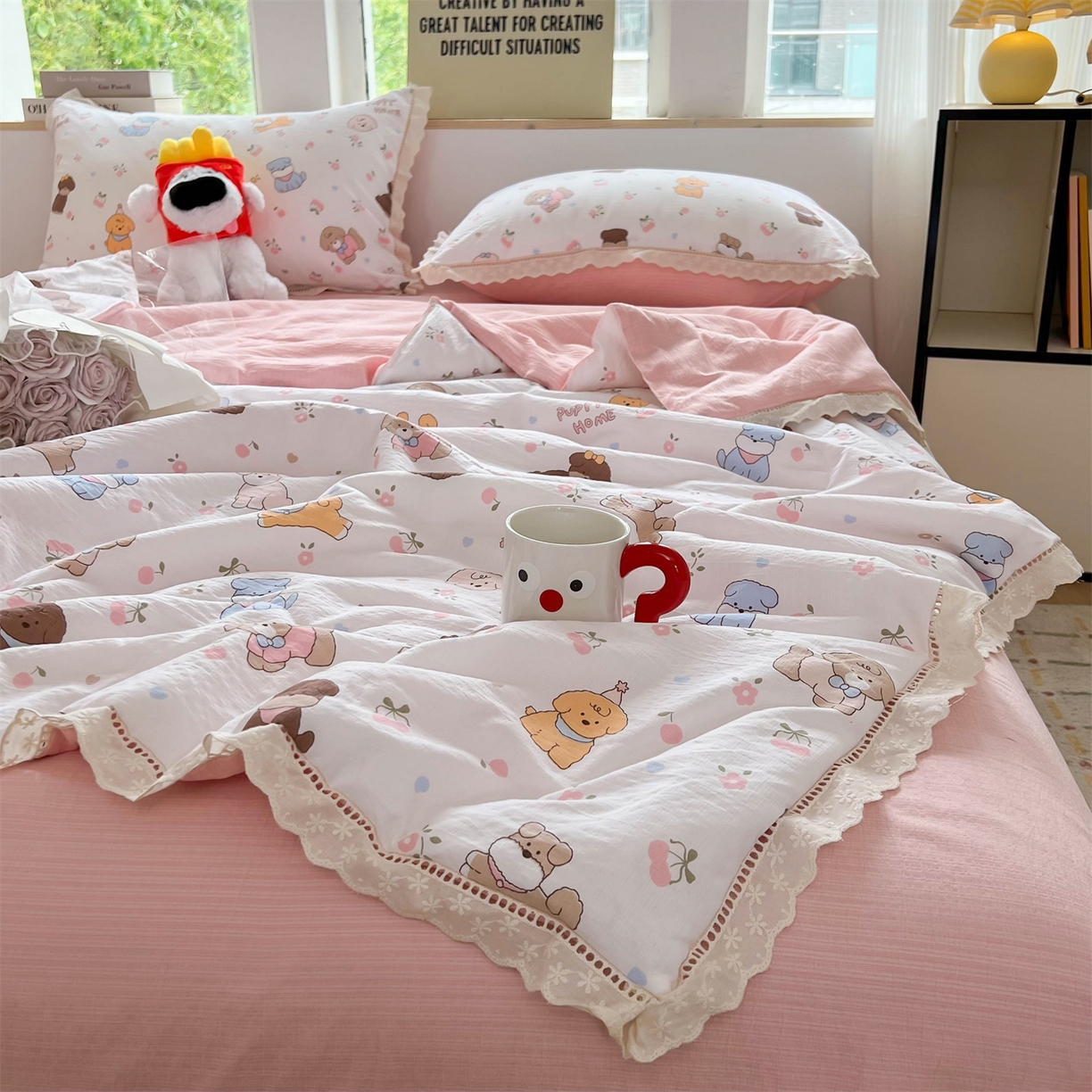 91家纺网 家纺一手货源 找家纺 温眠家纺 2025新款云感双层纱镂空花边夏被四件套 小奶狗