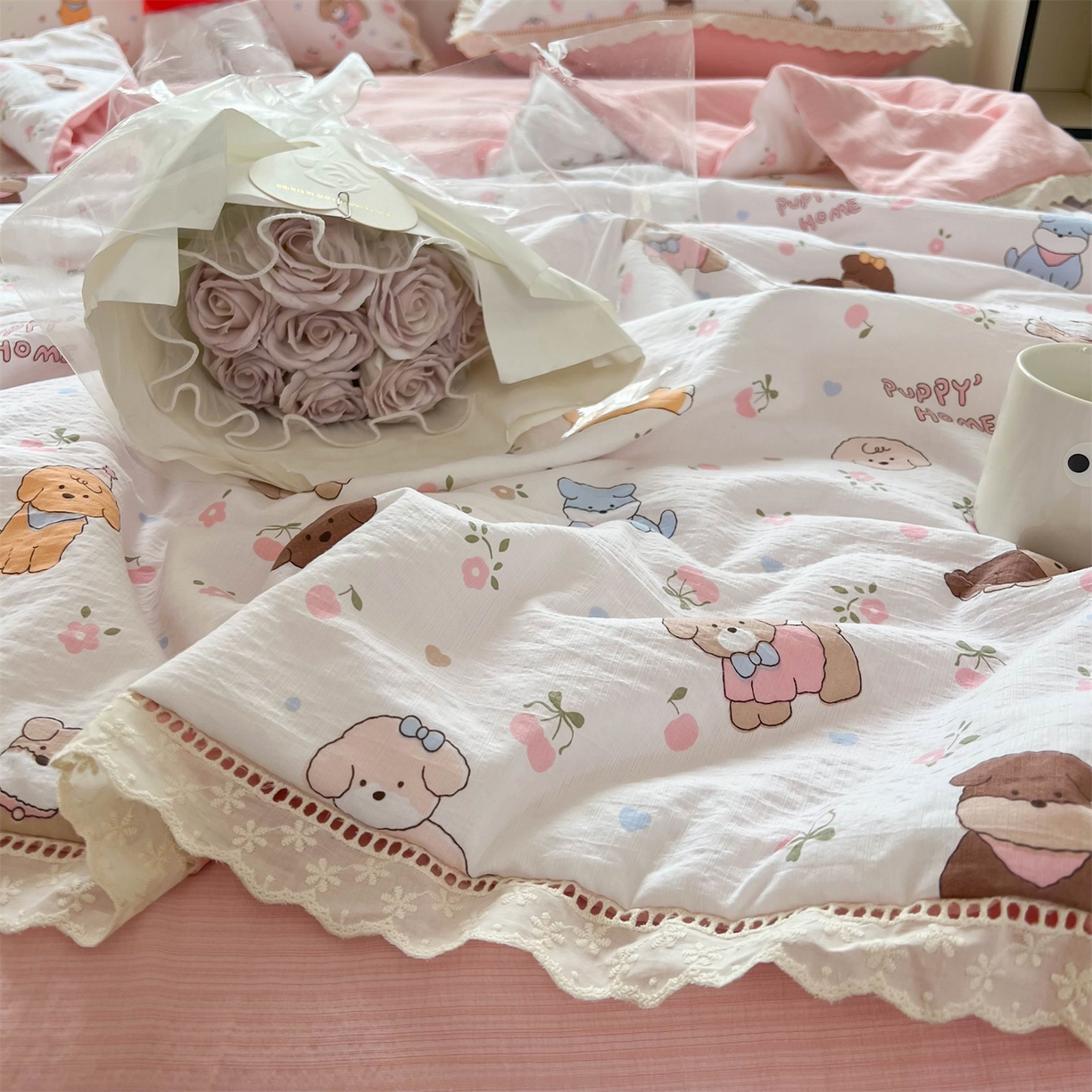 91家纺网 家纺一手货源 找家纺 温眠家纺 2025新款云感双层纱镂空花边夏被四件套 小奶狗