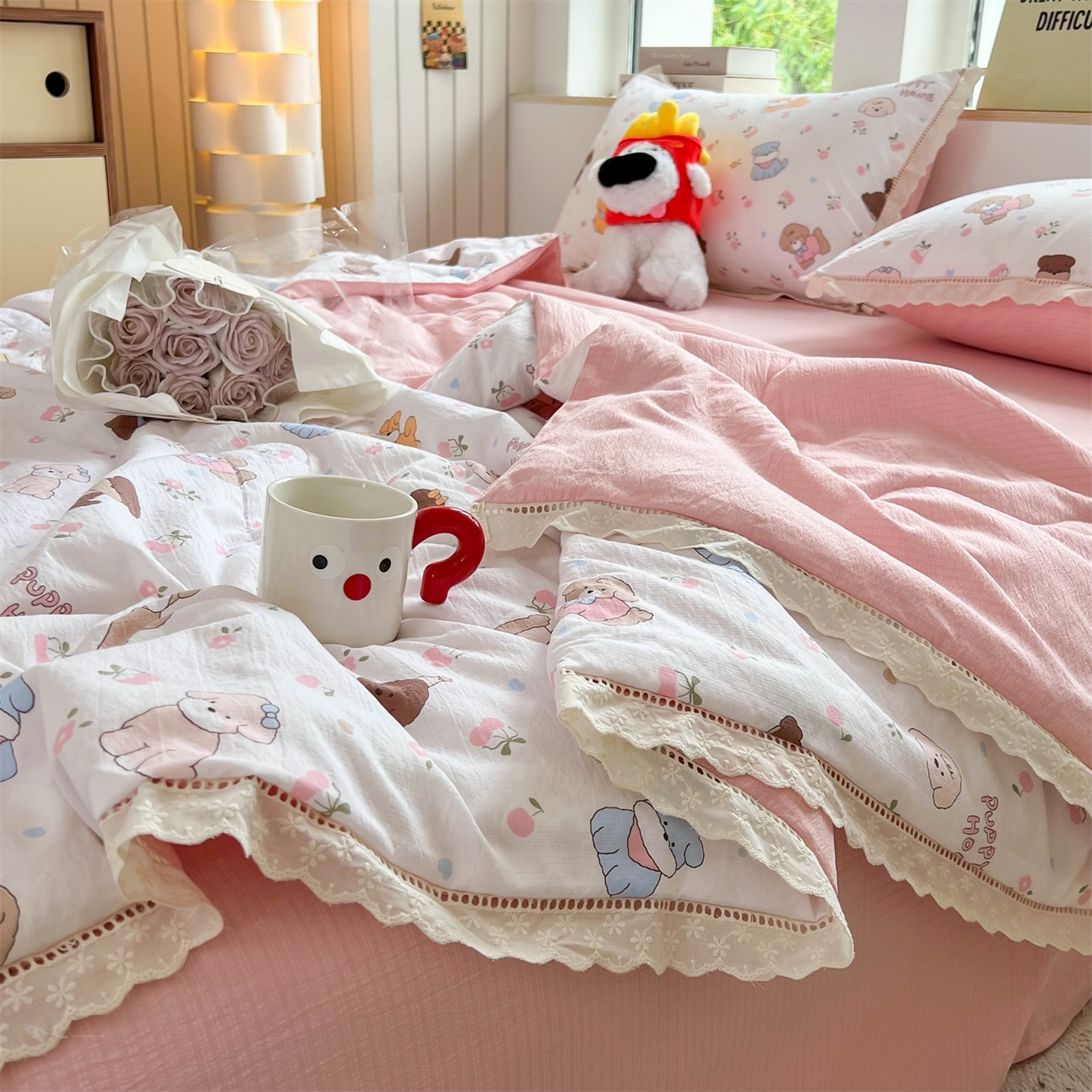 91家纺网 家纺一手货源 找家纺 温眠家纺 2025新款云感双层纱镂空花边夏被四件套 小奶狗