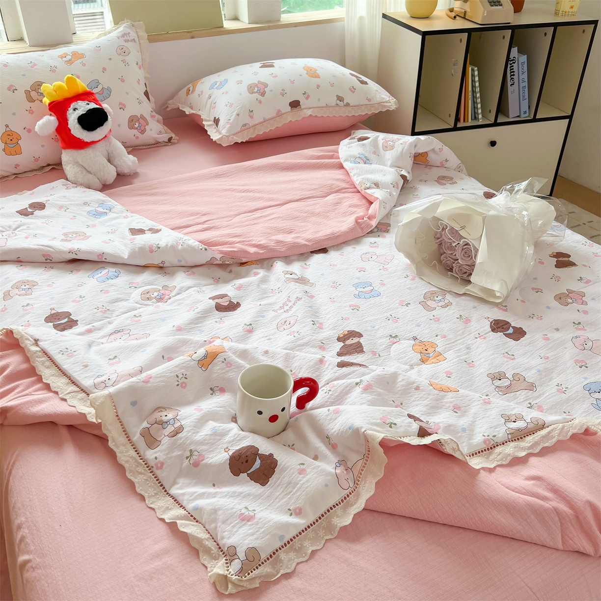 91家纺网 家纺一手货源 找家纺 温眠家纺 2025新款云感双层纱镂空花边夏被四件套 小奶狗