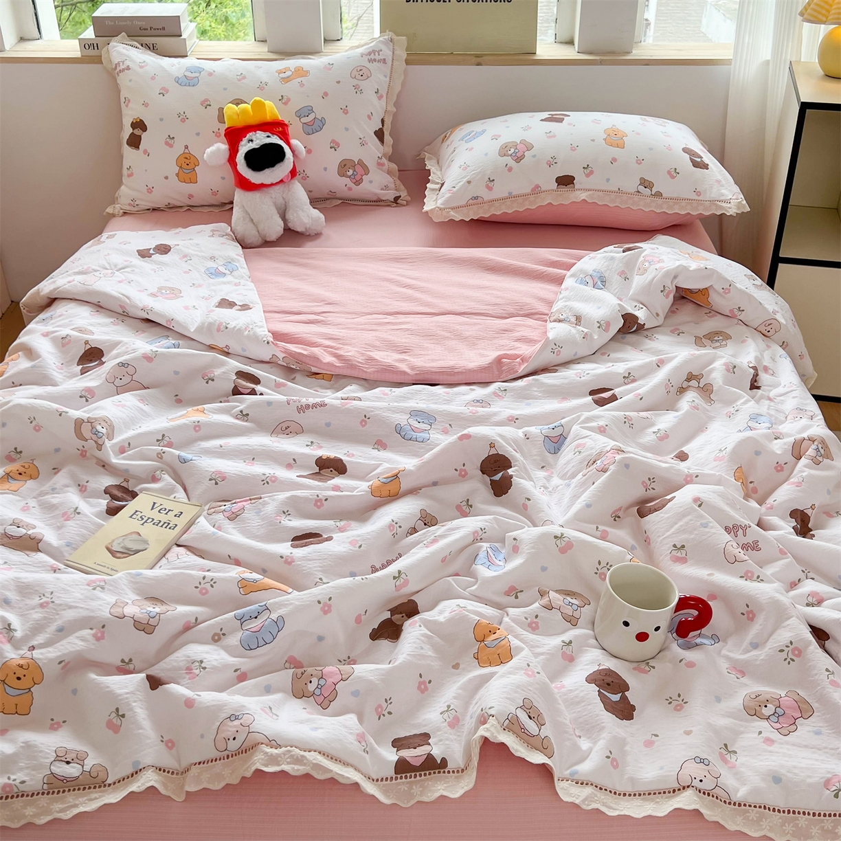 91家纺网 家纺一手货源 找家纺 温眠家纺 2025新款云感双层纱镂空花边夏被四件套 小奶狗