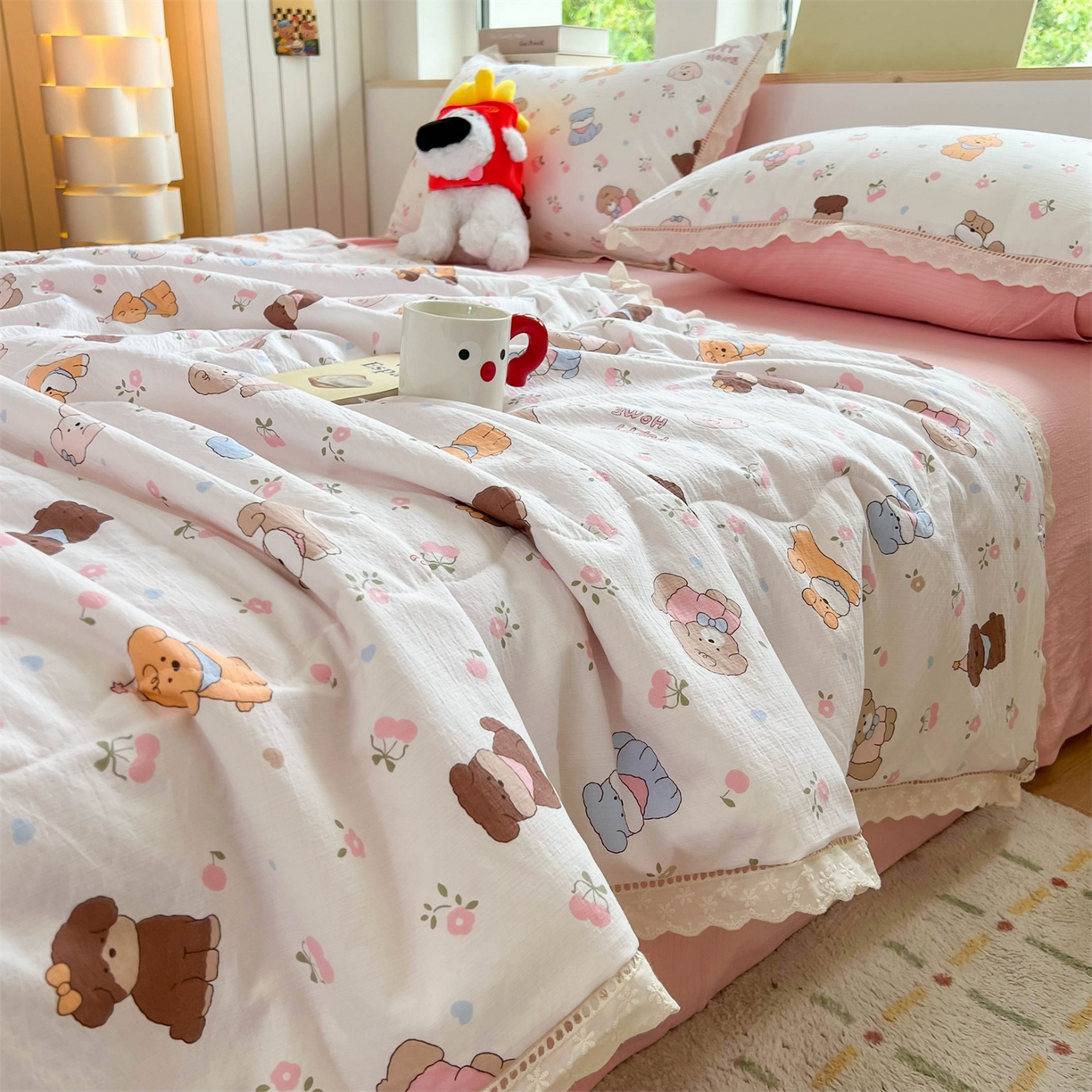 91家纺网 家纺一手货源 找家纺 温眠家纺 2025新款云感双层纱镂空花边夏被四件套 小奶狗