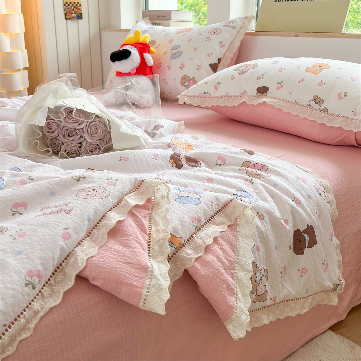 91家纺网 家纺一手货源 找家纺 温眠家纺 2025新款云感双层纱镂空花边夏被四件套 小奶狗