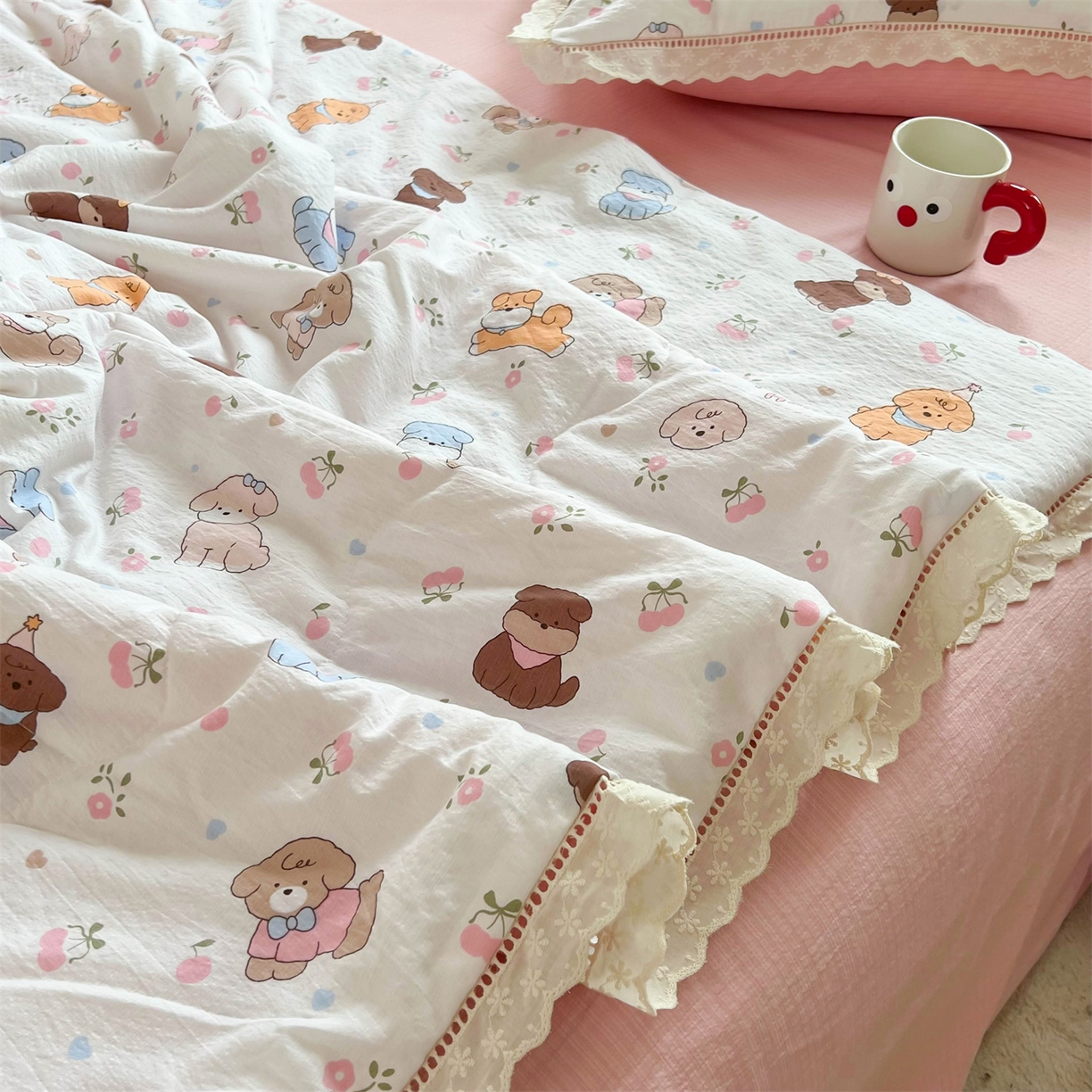 91家纺网 家纺一手货源 找家纺 温眠家纺 2025新款云感双层纱镂空花边夏被四件套 小奶狗