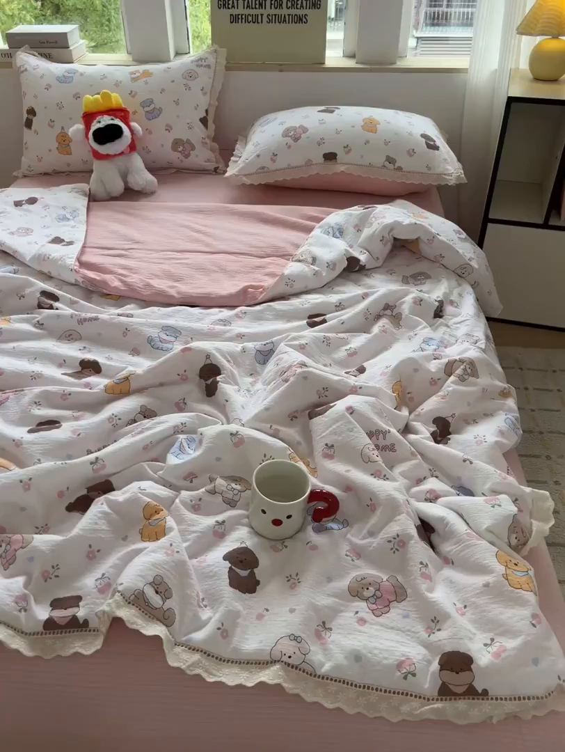 91家纺网 家纺一手货源 找家纺 温眠家纺 2025新款云感双层纱镂空花边夏被四件套 小奶狗