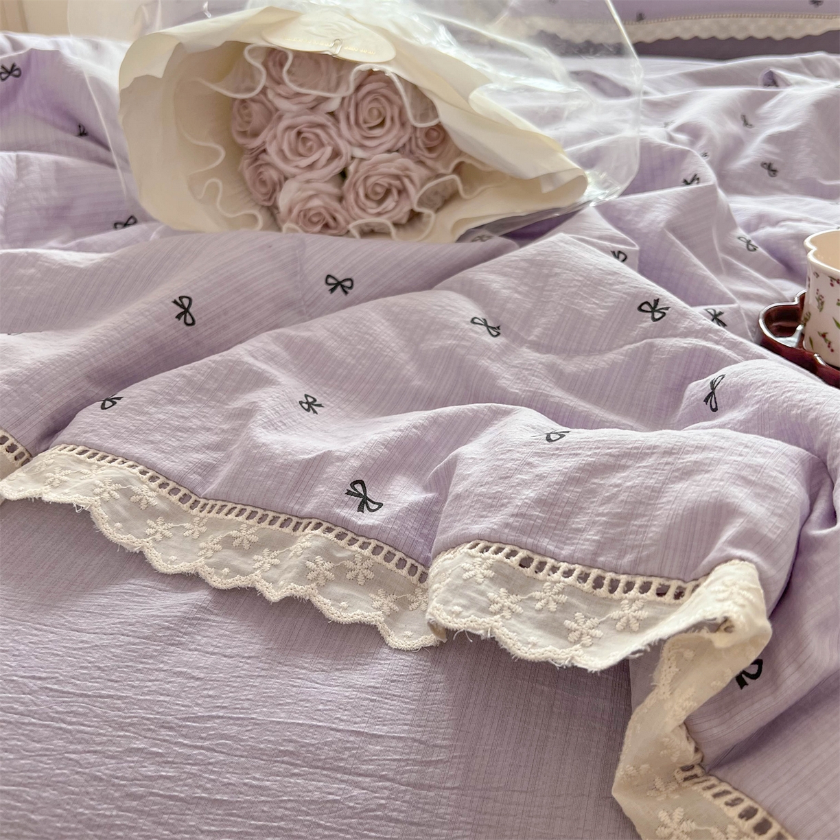 91家纺网 家纺一手货源 找家纺 温眠家纺 2025新款云感双层纱镂空花边夏被四件套 小资情调