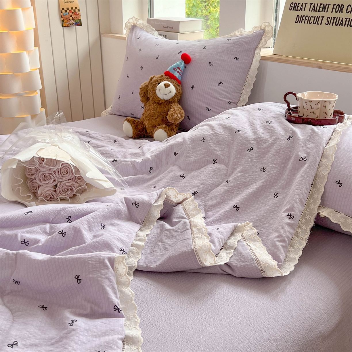 91家纺网 家纺一手货源 找家纺 温眠家纺 2025新款云感双层纱镂空花边夏被四件套 小资情调