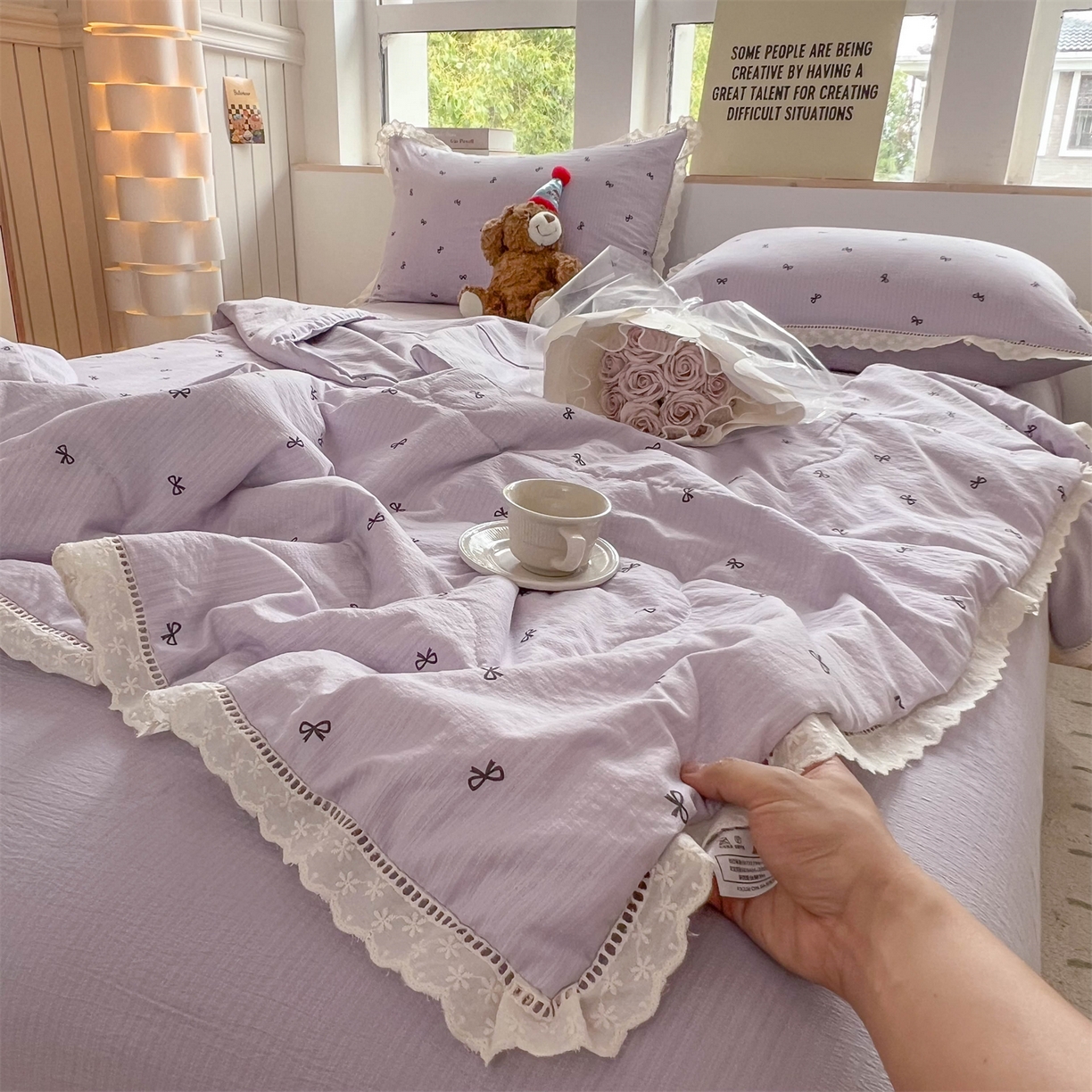 91家纺网 家纺一手货源 找家纺 温眠家纺 2025新款云感双层纱镂空花边夏被四件套 小资情调