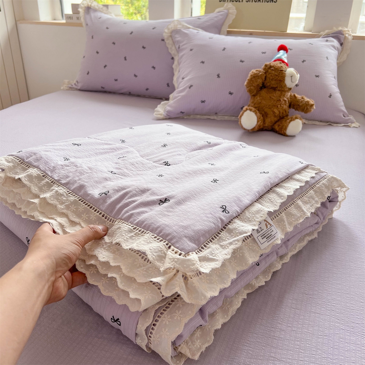 91家纺网 家纺一手货源 找家纺 温眠家纺 2025新款云感双层纱镂空花边夏被四件套 小资情调