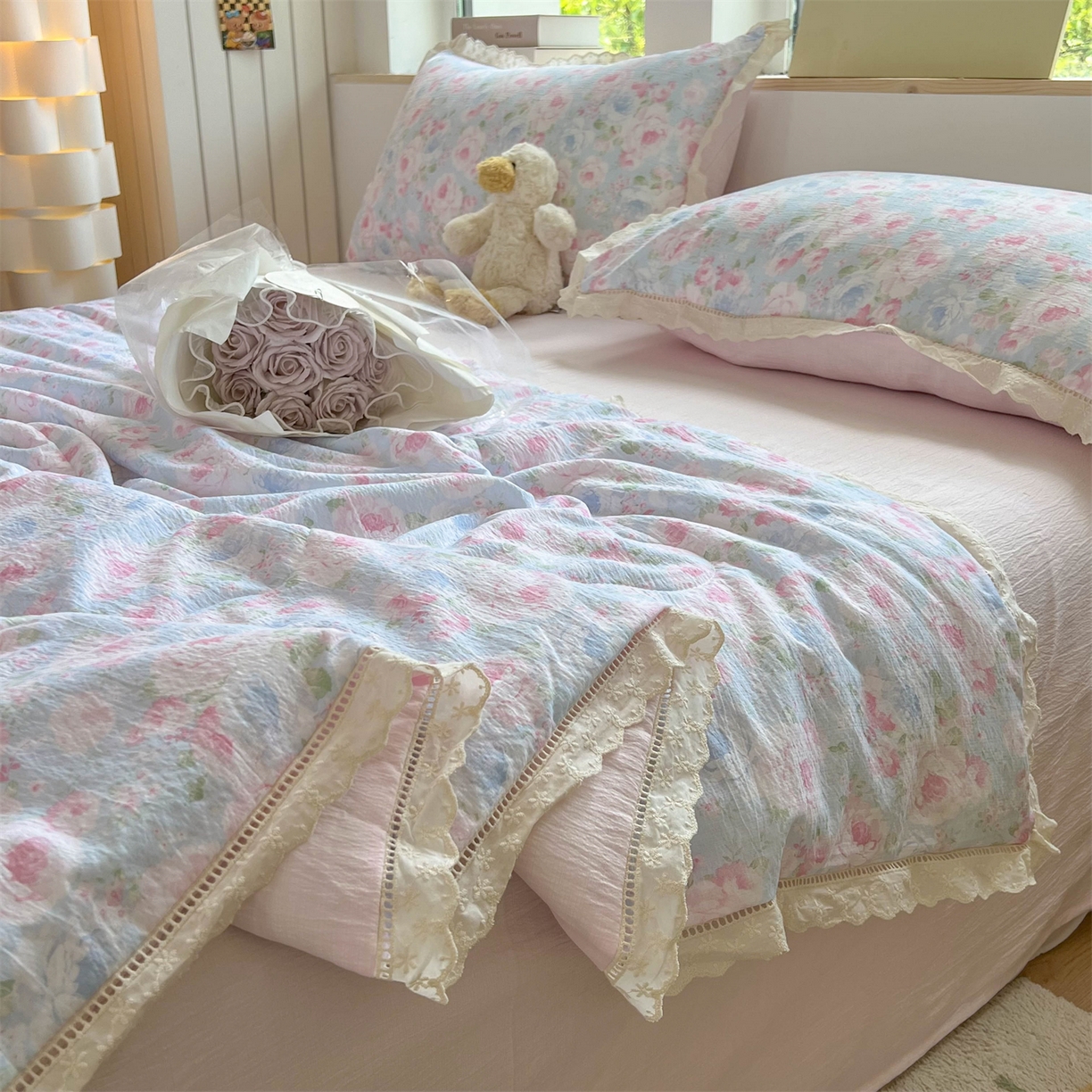 91家纺网 家纺一手货源 找家纺 温眠家纺 2025新款云感双层纱镂空花边夏被四件套 悠野