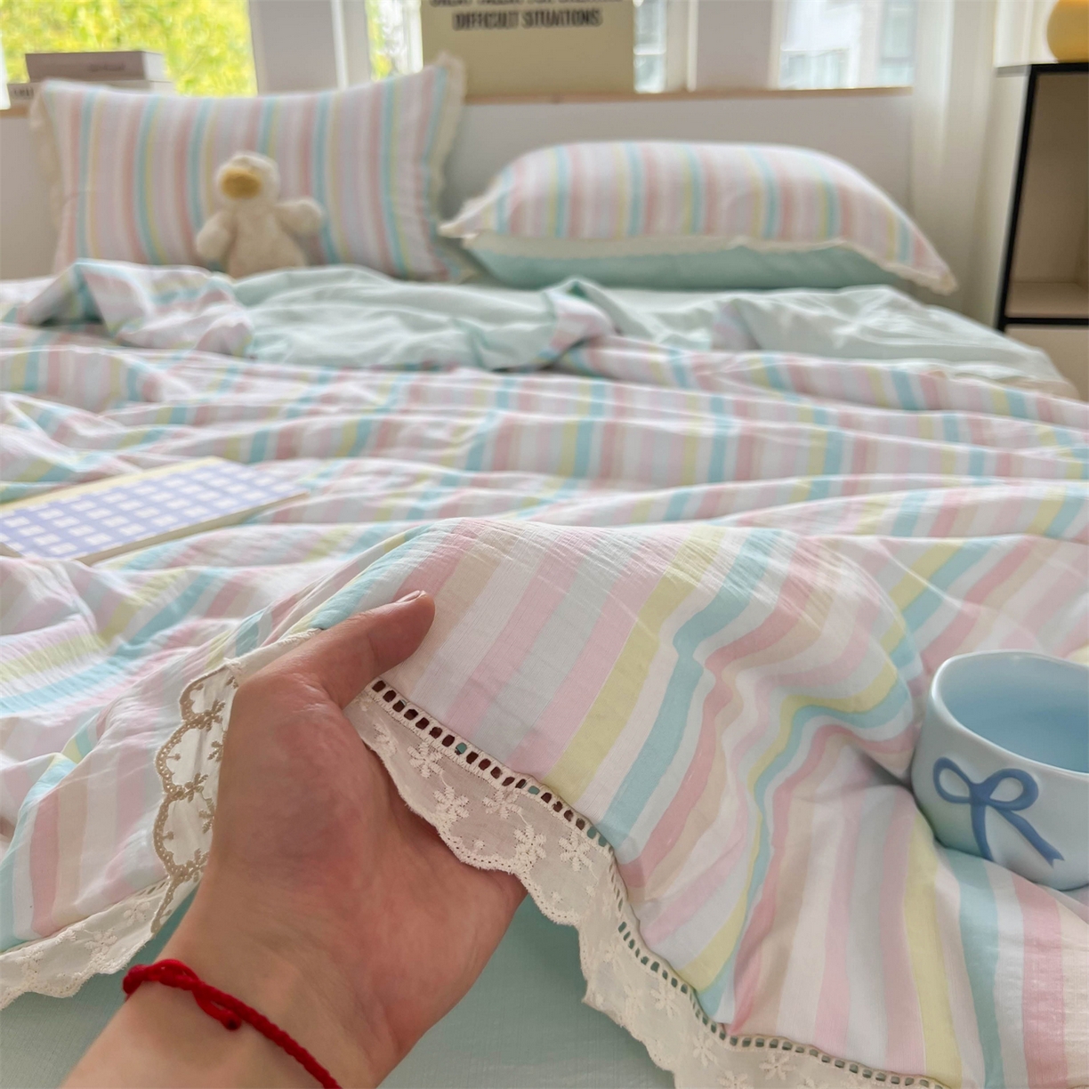 91家纺网 家纺一手货源 找家纺 温眠家纺 2025新款云感双层纱镂空花边夏被四件套 遇见彩虹